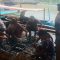 Foto : Serda Boyke Hutabarat, Babinsa Koramil 06/Kota saat mengecek perkembangan ketersediaan dan harga ikan yang ada di wilayah binaannya.