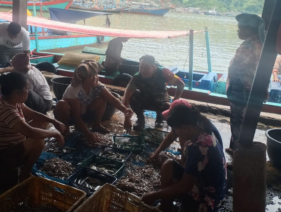 Foto : Serda Boyke Hutabarat, Babinsa Koramil 06/Kota saat mengecek perkembangan ketersediaan dan harga ikan yang ada di wilayah binaannya.