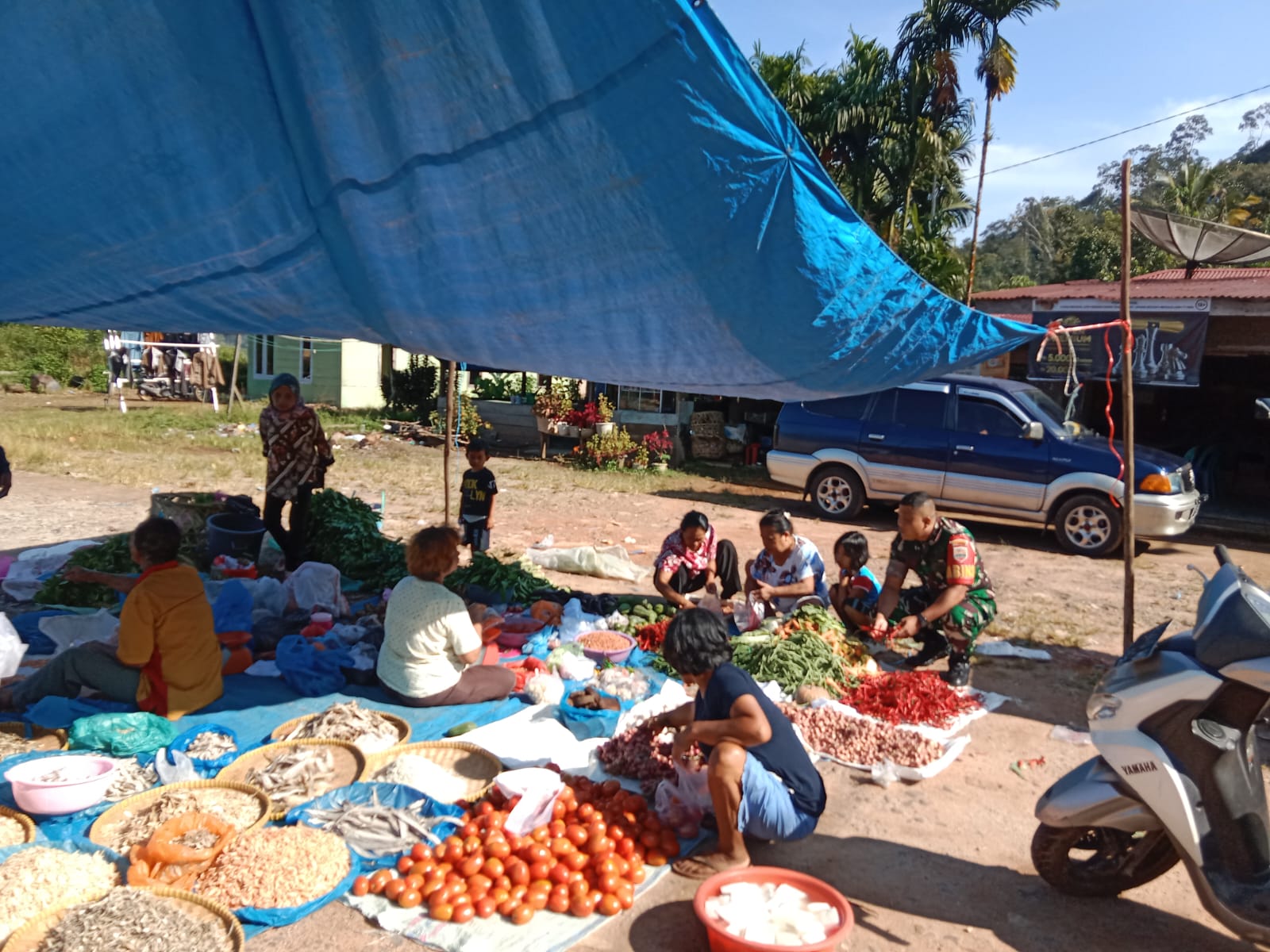 Foto : Serda Benni Sitompul menyambangi Pasar yang berada di wilayah binaannya di Pasar Onan Rampa, yang berlokasi di Desa Rampa, Kecamatan Sitahuis, Kabupaten Tapanuli Tengah (Tapteng).