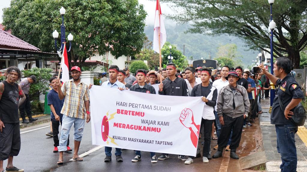 Foto : Massa Koalisi Masyarakat Tapanuli Tengah yang turun kejalan menuntut Pj Bupati Tapanuli Tengah turun dari jabatannya