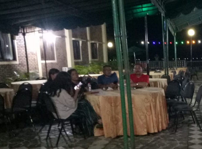 Foto : Direktur PDAM Mual Natio Taput, Lamtagon Manalu bersama sejumlah pegawai sedang duduk santai di Pia Hotel Pandan, Kabupaten Tapanuli Tengah.