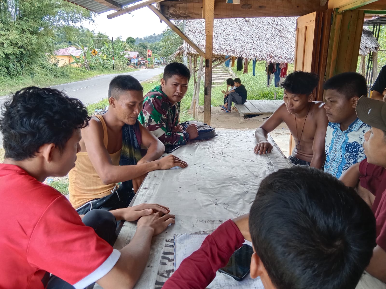 Tingkatkan Kamtibmas, Babinsa koramil 05/Kolang Ajak Warga Aktifkan Kembali Pos Kamling