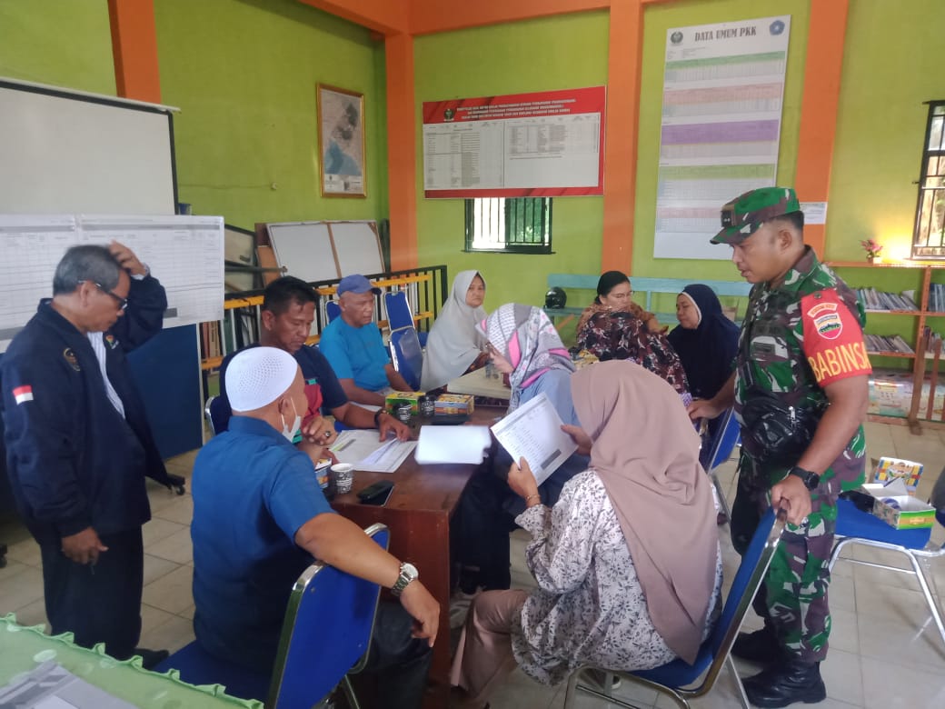 Keterangan Foto: Babinsa Koramil 06/Kota, Kopda S Sipahutar melaksanakan Komsos dengan Tokoh Agama dan Aparatur Kelurahan, di Aula Kantor Kelurahan Pancuran Bambu, Kota Sibolga, Selasa (30/05/2023).