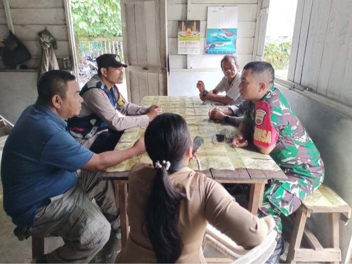 Foto : Babinsa Koramil 03/Pandan, Sertu RH Siagian, bersama Bhabinkamtibmas Polsek Pandan Aipda Dedy Irwanto saat melakukan Komsos tentang kenakalan remaja dengan aparat Pemerintah Kelurahan Sarudik dan Tokoh masyarakat.