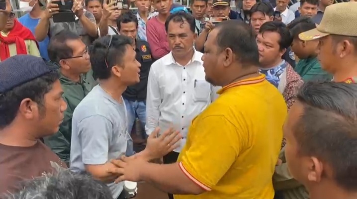 Foto : Dennis Malango, Selaku Penanggung Jawab aksi unjuk rasa damai yang mengatasnamakan Koalisi Masyarakat Tapanuli Tengah saat dihadang oleh sekelompok orang saatenuju Kantor DPRD Tapteng.