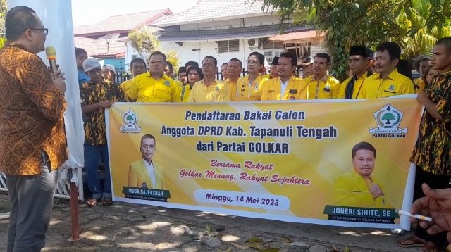 Foto : Rombongan DPD II Golkar Tapteng saat tiba di KPU Tapteng dalam rangka pendaftaran Bacaleg Partai Golakr pada Pemilu 2024 mendatang , Minggu (14/5/23).