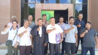 Keterangan Foto : Penasehat Hukum Helman Tambunan SH bersama saksi dari masyarakat Desa Lumut Maju berfoto bersama di depan Pengadilan Negeri Sibolga seusai memberikan kesaksian untuk Terdakwa Atalisi Lahagu, Rabu (15/5/2023).