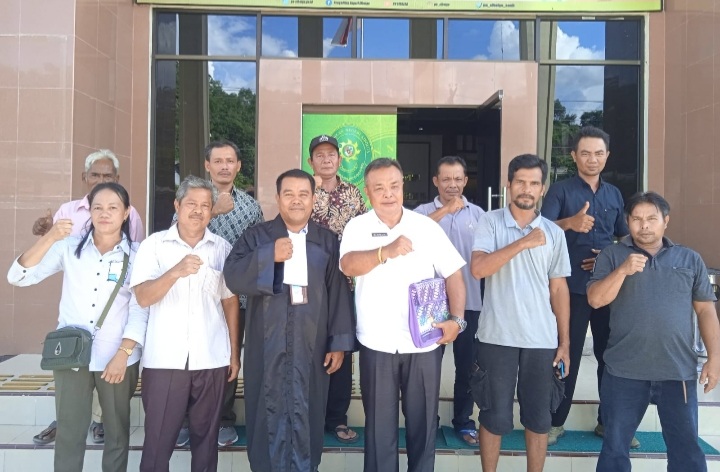 Keterangan Foto : Penasehat Hukum Helman Tambunan SH bersama saksi dari masyarakat Desa Lumut Maju berfoto bersama di depan Pengadilan Negeri Sibolga seusai memberikan kesaksian untuk Terdakwa Atalisi Lahagu, Rabu (15/5/2023).