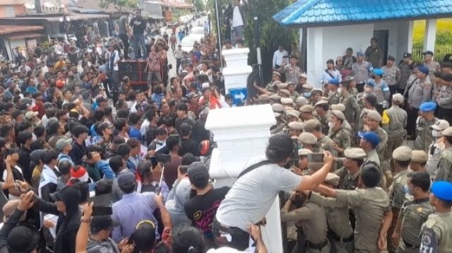 Foto : massa mencoba masuk ke Gedung DPRD terlihat saling dorong dengan satpol PP di Pintu gerbang