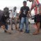 Foto : Peserta Aksi demonstran membersihkan sampah usai melaksanakan aksi unjuk rasa damai di di depan Gedung DPRD Tapteng.