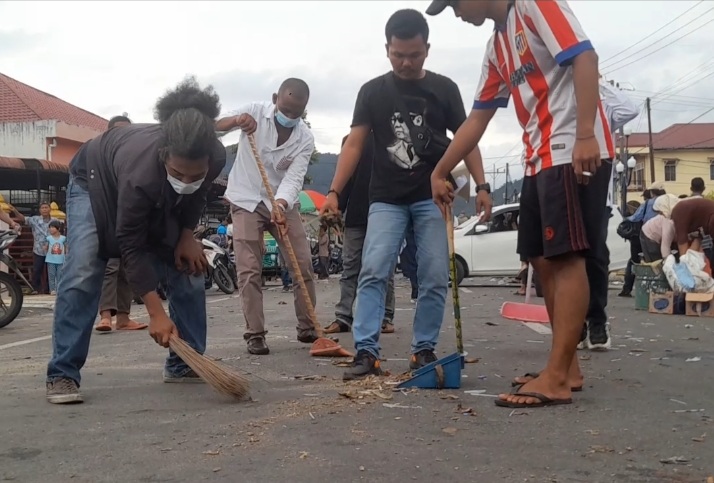 Luar Biasa, Massa Pengunjuk Rasa AMP-TT Bersihkan Sampah Usai Aksi