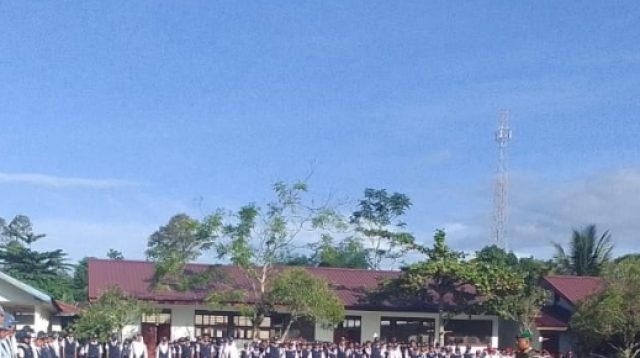 Foto : Serda Jusran Simanjuntak, Babinsa Koramil 03/Pandan saat memimpin Upacara Hari Lahir Pancasila di SMP Negeri 1 Tukka, di Kelurahan Tukka, Kecamatan Tukka, Kabupaten Tapanuli Tengah. Kamis (1/6/23).