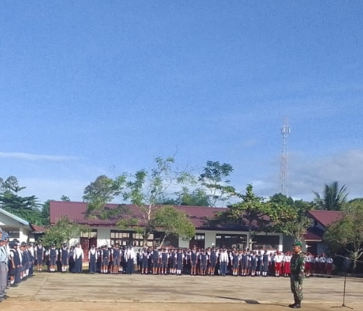 Foto : Serda Jusran Simanjuntak, Babinsa Koramil 03/Pandan saat memimpin Upacara Hari Lahir Pancasila di SMP Negeri 1 Tukka, di Kelurahan Tukka, Kecamatan Tukka, Kabupaten Tapanuli Tengah. Kamis (1/6/23).