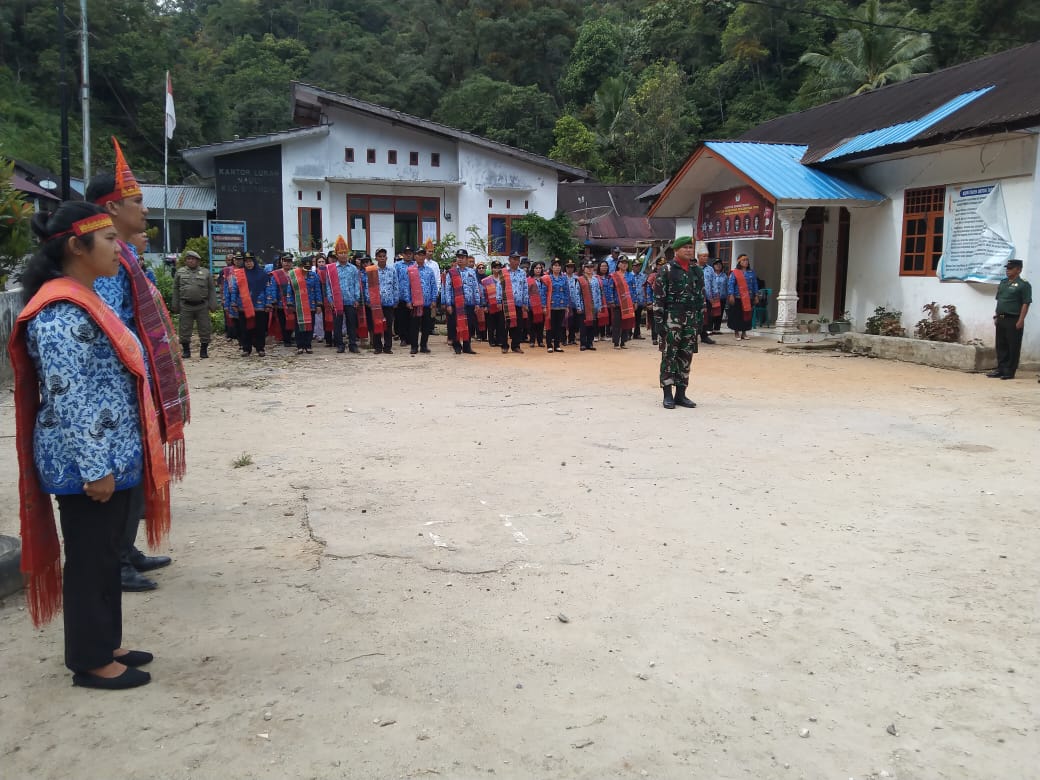 Foto : Babinsa Koramil 05/Kolang, Serda Benni Sitompul melaksanakan Upacara Bendera bersama seluruh Aparatur Pemerintah se-Kecamatan Sitahuis, Kamis (01/06/2023).