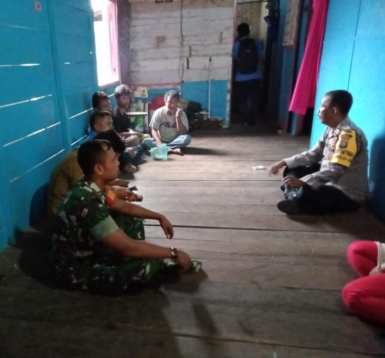 Keterangan Foto: Babinsa Koramil 06/Kota, Serda Erwin S Hutagalung melaksanakan anjangsana ke rumah warga bersama Bhabinkamtibmas dan Kepling, di Kelurahan Sibolga Ilir, Kota Sibolga.