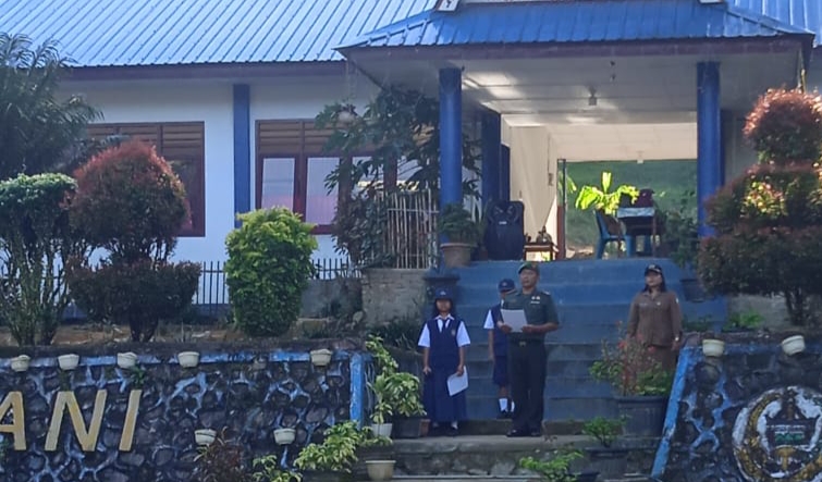 Keterangan Foto: Babinsa Koramil 05/Kolang, Peltu AR Pandiangan menjadi Inspektur Upacara (Irup) di SMP Negeri 1 Sitahuis, Kabupaten Tapteng, Senin (05/06/2023).