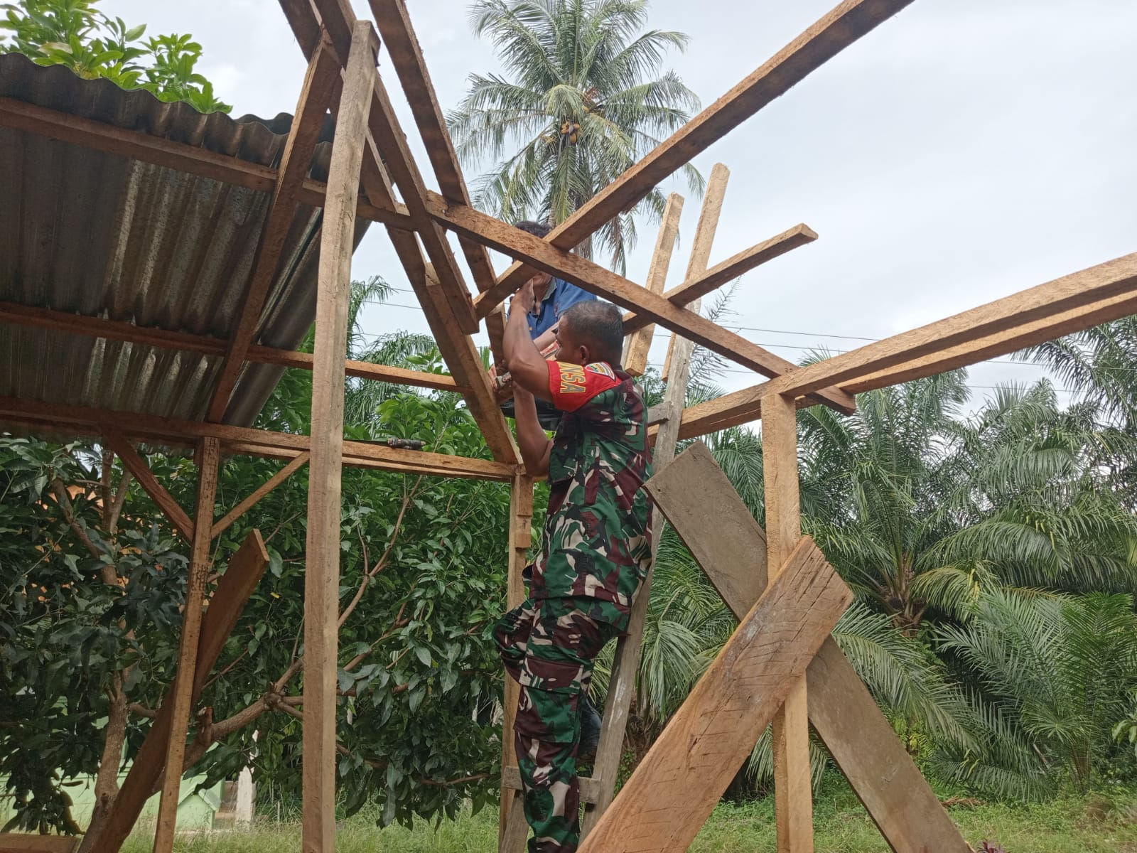 Foto : Serda Kepler Situmorang, Babinsa Koramil 05/Kolang saat membantu warga mempercepat pembangunan Rumah Tempat Tinggal di Kecamatan Kolang, Kabupaten Tapanuli Tengah.