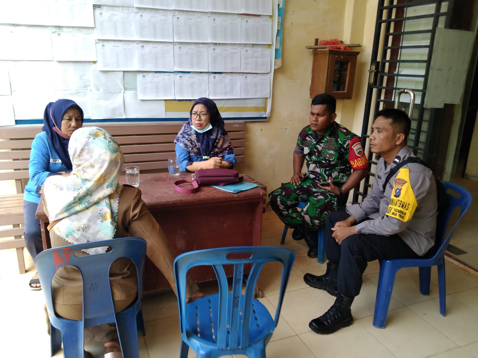 Keterangan Foto: Babinsa Koramil 06/Kota, Kopda Sapran Pasaribu berkoordinasi dengan Bhabinkamtibmas, Kepling dan warga, di Kantor Kelurahan Aek Parombunan, Kota Sibolga.