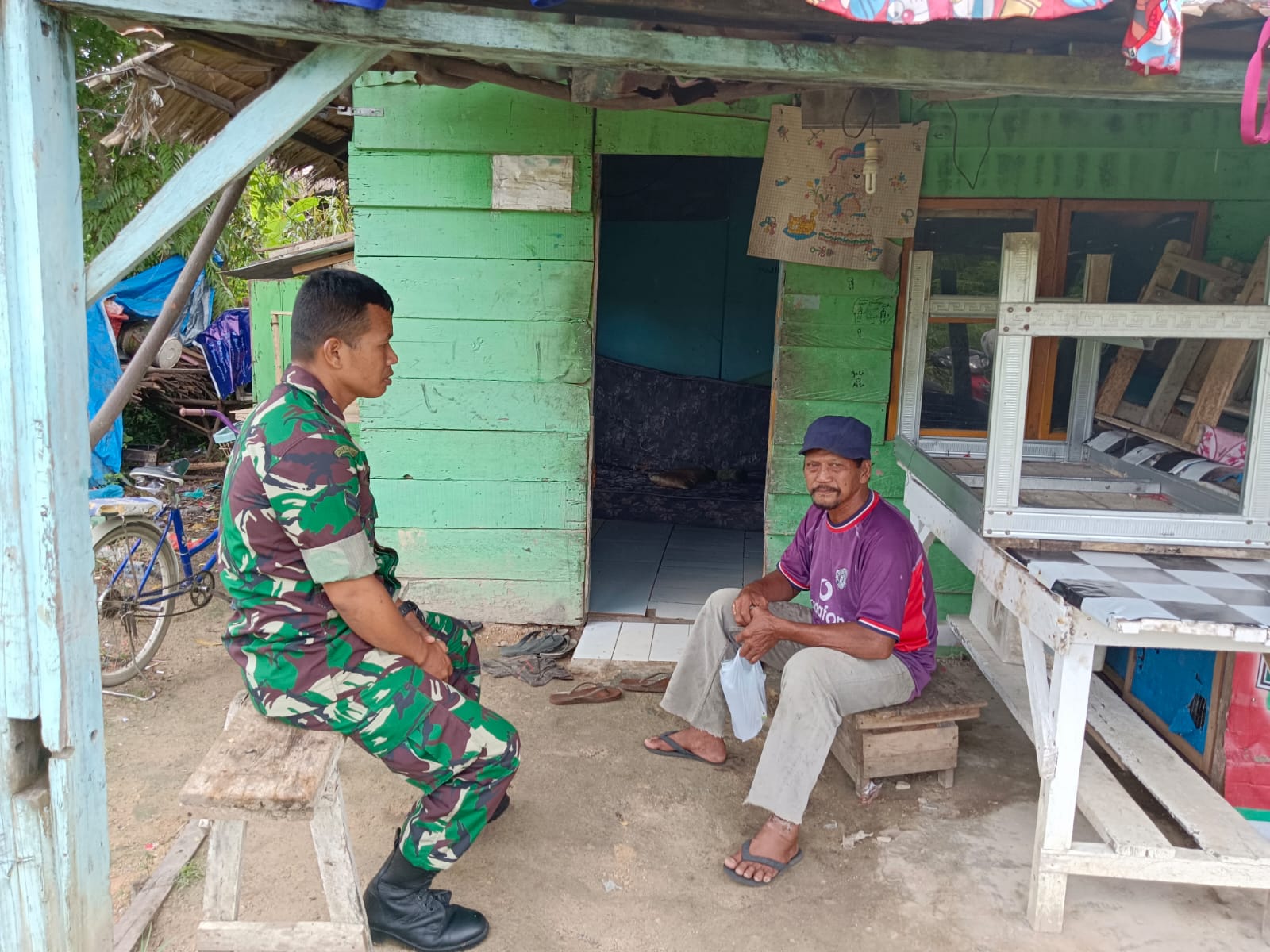 Foto : Sertu Jono Sihotang, Babinsa Koramil 03/Pandan saat melakukan ajangsana kepada salah satu warga di wilayah binaannya di Kelurahan Pandan, Kecamatan Pandan, Kabupaten Tapanuli Tengah, Senin (19/6/23).