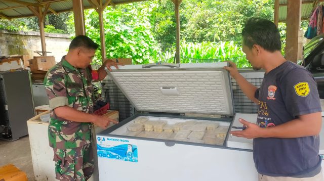 Foto : Serda Rehulina Ginting, Babinsa Koramil 03/Pandan saat menyambangi pedagang daging durian di Kelurahan Sipange, Kecamatan Tukka, Kabupaten Tapanuli Tengah, Kamis (22/6/23).