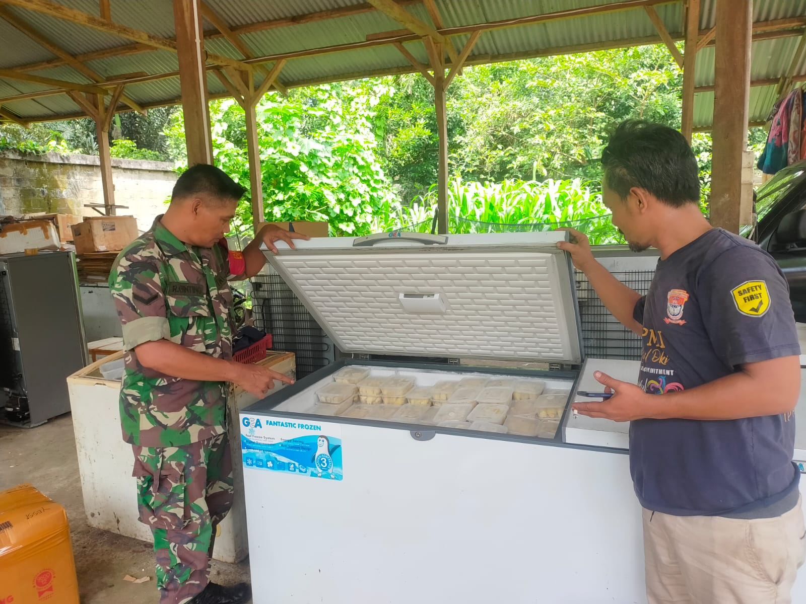 Foto : Serda Rehulina Ginting, Babinsa Koramil 03/Pandan saat menyambangi pedagang daging durian di Kelurahan Sipange, Kecamatan Tukka, Kabupaten Tapanuli Tengah, Kamis (22/6/23).