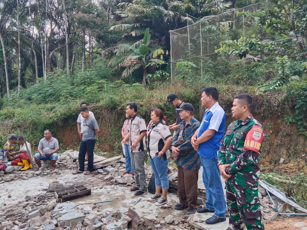 Foto : Serda Benni Sitompu, Babinsa Koramil 05/Kolang saat menghadiri Musyawarah Desa digelar di lokasi pembangunan Jalan Rabat Beton, di Desa Bonan Dolok, Kecamatan Sitahuis, Kabupaten Tapanuli Tengah (Tapteng).
