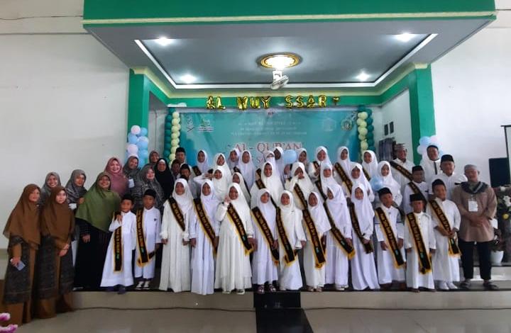 Ket foto : Para santri dan murid TK yang diwisuda saat foto bersama.