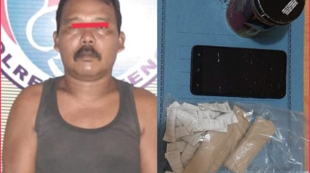 Foto : JS bersama barang bukti saat diamankan di Polres Tapteng.