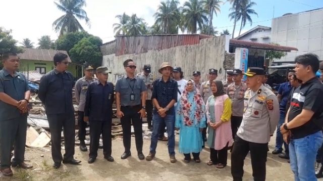 Foto : Kabag Ops Polres Tapteng, Kompol Ricardo Siahaan, didampingi KBO Sat Intelkam Polres Tapteng, Colia Sembiring bersama Personil saat mengamankan Objek Eksekusi lahan di Kelurahan Pandan