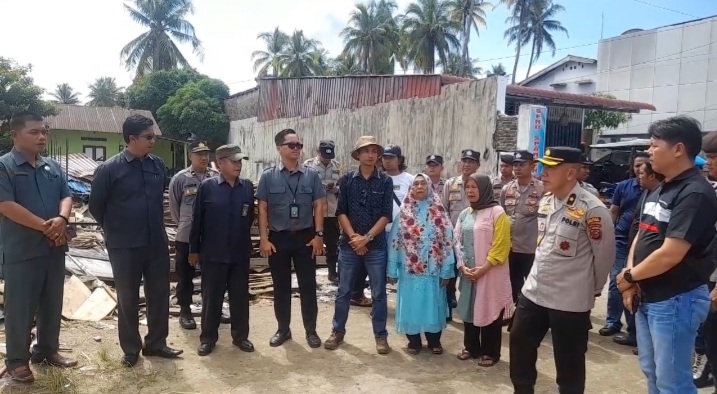 Foto : Kabag Ops Polres Tapteng, Kompol Ricardo Siahaan, didampingi KBO Sat Intelkam Polres Tapteng, Colia Sembiring bersama Personil saat mengamankan Objek Eksekusi lahan di Kelurahan Pandan