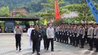 Foto : Kapolres Tapteng, AKBP Jimmy Cristian Samma bersama Forkopimda saat memeriksa barisan Personil upacara HUT Bhayangkara ke-77 di Halaman Mapolres Tapteng, Sabtu (1/7/23).