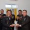 Foto : Kapolres Tapanuli Tengah, AKBP Jimmy Cristian Samma (kiri) memberikan potongan nasi tumpeng kepada Kompol Horas Gurning (kanan) sebagai Personil tertua di Polres Tapteng Tahun 2023