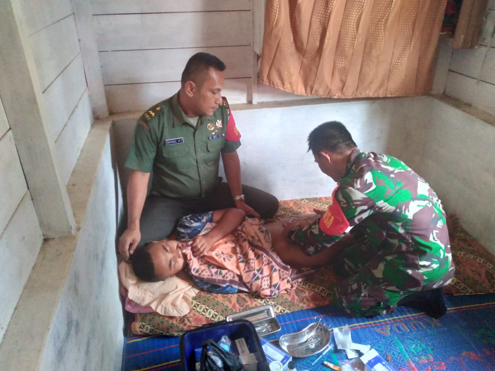 Foto : Pelda RH Tambunan, Babinsa Koramil 03/Pandan saat mendampingi Tim kesehatan Kodim 0211/TT melakukan Khitanan Massal, di Desa Tapian Nauli, Kecamatan Tukka, Kabupaten Tapanuli Tengah pada Kamis (6/7/23).