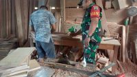 Keterangan Foto : Babinsa Koramil 05/Kolang, Serka Agus Triono melaksanakan kegiatan Komsos dengan warga yang berprofesi sebagai pembuat perabot kayu, di Desa Satahi Nauli, Kabupaten Tapteng.