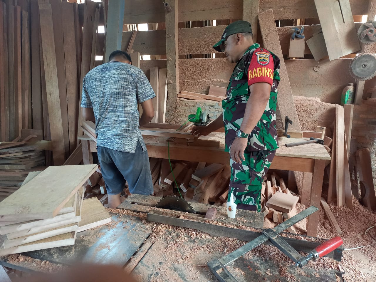 Keterangan Foto : Babinsa Koramil 05/Kolang, Serka Agus Triono melaksanakan kegiatan Komsos dengan warga yang berprofesi sebagai pembuat perabot kayu, di Desa Satahi Nauli, Kabupaten Tapteng.