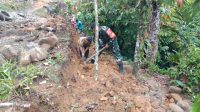 Keterangan Foto: Babinsa Koramil 05/Kolang, Serda Benni Sitompul membantu percepatan pembangunan Jalan Rabat Beton di Desa Bonan Dolok, Kabupaten Tapteng, Senin (10/07/2023).