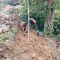 Keterangan Foto: Babinsa Koramil 05/Kolang, Serda Benni Sitompul membantu percepatan pembangunan Jalan Rabat Beton di Desa Bonan Dolok, Kabupaten Tapteng, Senin (10/07/2023).