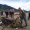 Foto : Babinsa Koramil 03/Pandan, Kopda Konstan Tinovel Marbun membersihkan Pantai Pandan bersama Personil Polres Tapteng dan Dinas Lingkungan Hidup Pemkab Tapteng.
