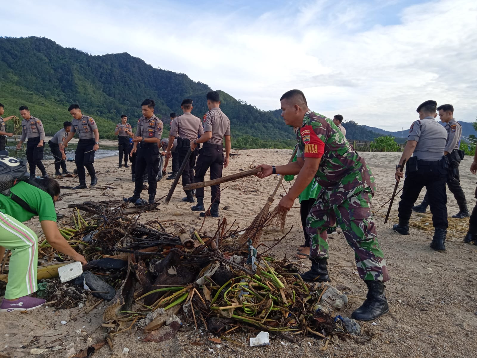 Foto : Babinsa Koramil 03/Pandan, Kopda Konstan Tinovel Marbun membersihkan Pantai Pandan bersama Personil Polres Tapteng dan Dinas Lingkungan Hidup Pemkab Tapteng.