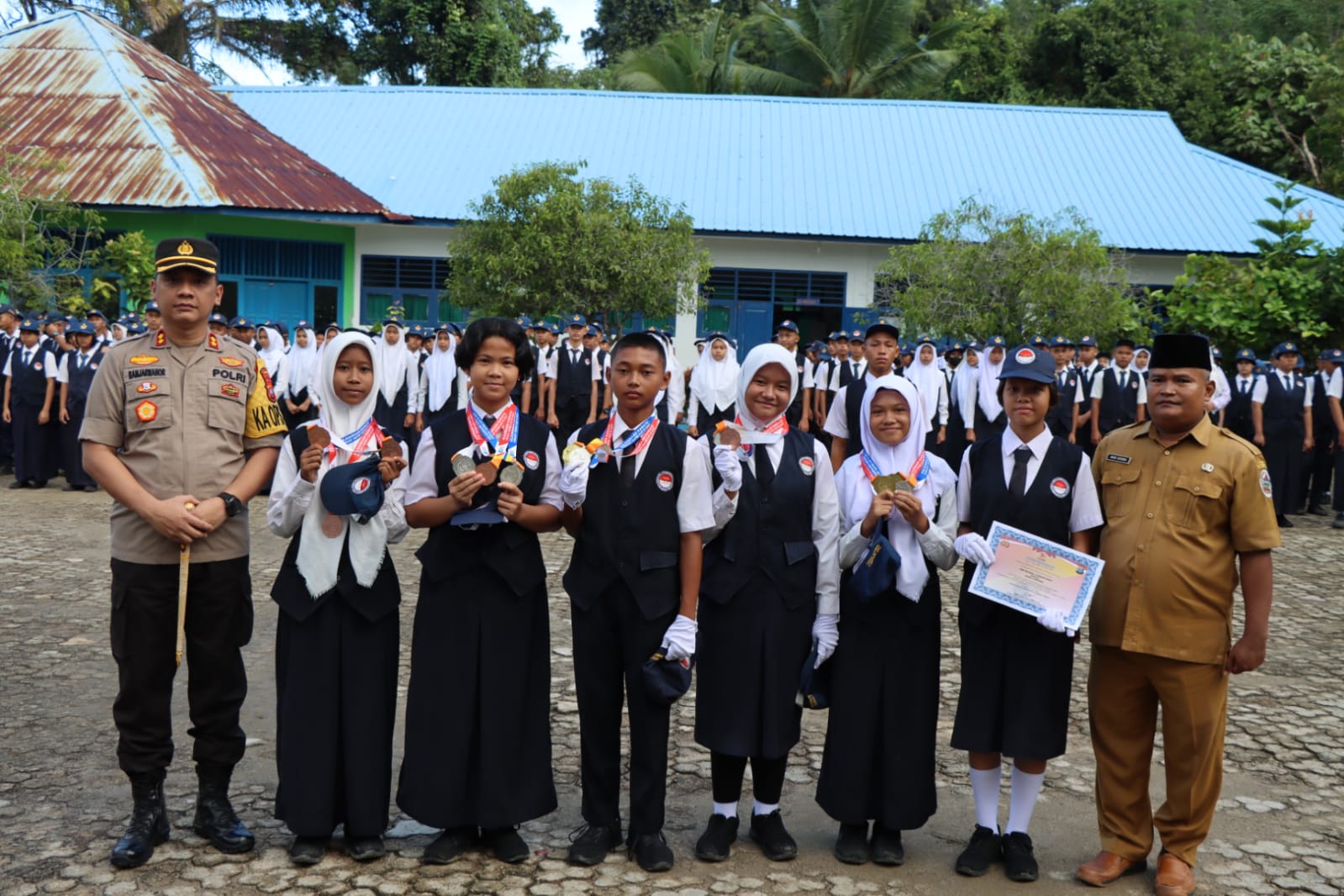 Foto : Kapolres Tapanuli Tengah, AKBP Basa Emden Banjarnahor, Kepala Sekolah SMP N 2 Pandan Nauli foto bersama dengan siswa siswi berprestasi usai pelaksanaan kegiatan upacara bendera.