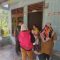 Foto : Babinsa Koramil 03/Pandan, Serda Jusran Simanjuntak bersama pihak Dinas Kesehatan saat mengunjungi anak penderita stunting di Kelurahan Aek Tolang Induk, Kecamatan Tukka