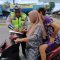 Foto : Personil Satlantas Polres Taoteng saat memberhentika salah satu pengendara yang tidak menggunakan helm
