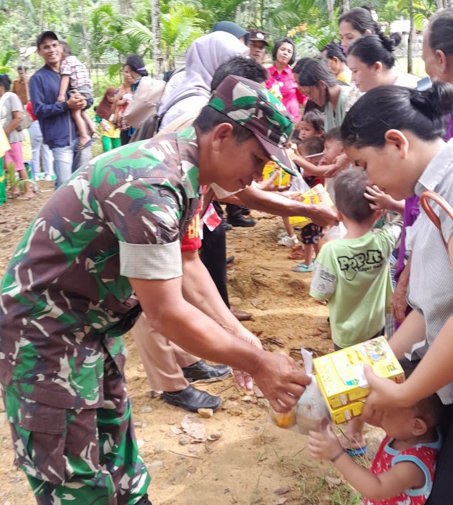 Keterangan Foto: Babinsa Koramil 05/Kolang, Serda Khaidir Nainggolan mendampingi Nakes melaksanakan pelayanan kesehatan buat Balita dan Lansia. Bertempat di Desa Tapian Nauli IV, Kabupaten Tapteng, Kamis (20/07/2023).