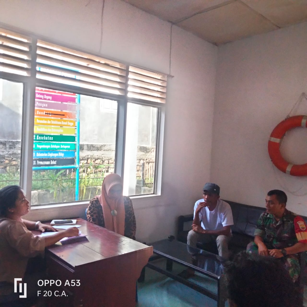 Foto : Sertu RH Siagian saat melakukan Komunikasi Sosial dengan Lurah Sarudik dalam rangka menjaga kebersihan lingkungan