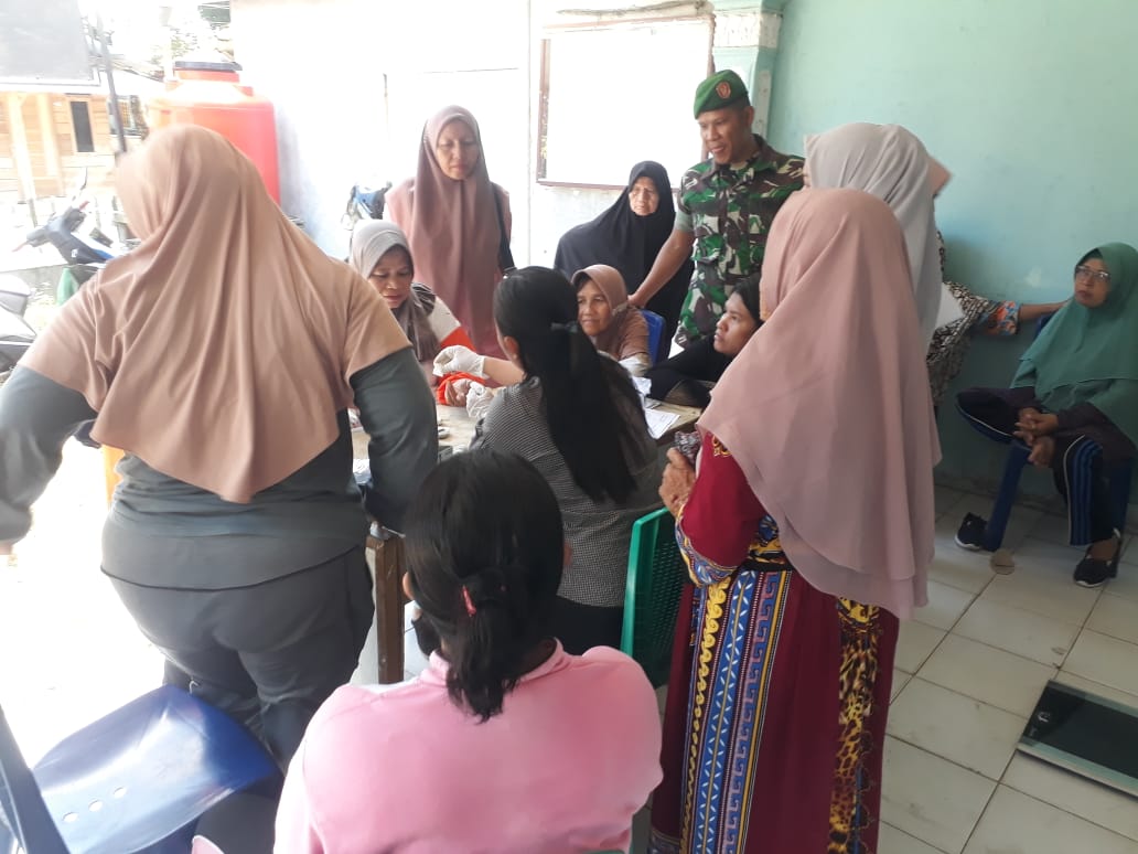 Foto : Serda Alamin Pasaribu dampingi Bidan Desa (Bides) lakukan pengecekan kesehatan kepada ibu-ibu lansia (lanjut usia) di Kelurahan Budi Luhur, Kecamatan Pandan, Kabupaten Tapanuli Tengah (Tapteng), Senin (31/7/2023).