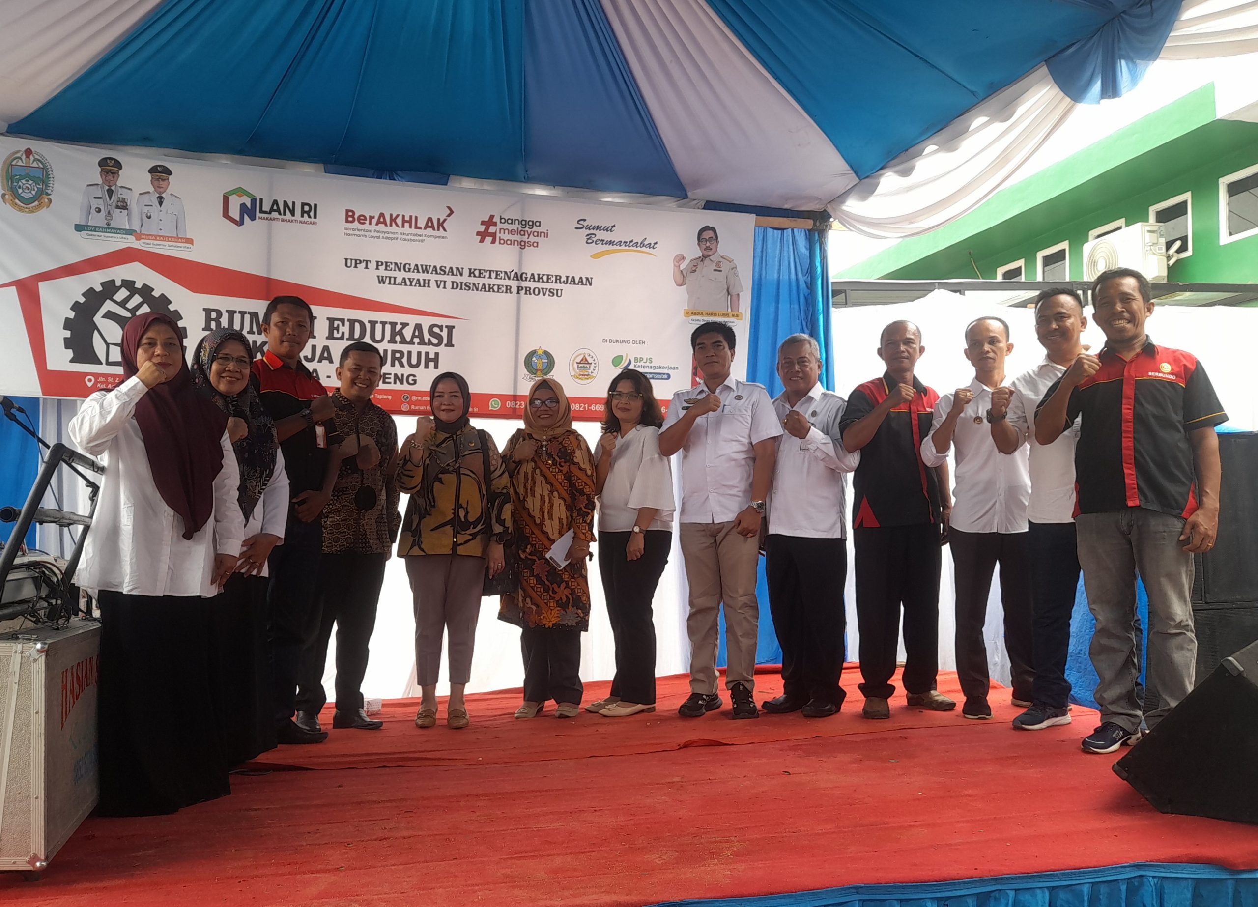 Ket foto : KUPT Pengawasan Ketenagakerjaan Wilayah VI, Bangun Nauli Hutagalung foto bersama dengan Anggota DPRD Sibolga, Kepala BPJS Ketenagakerjaan Sibolga, Disnaker Sibolga-Tapteng, dan Ketua DPC F Serbundo Tapteng usai Launching rumah edukasi pekerja/buruh Sibolga-Tapteng