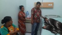 Foto : Janter Sinaga menjenguk Andrian Sinaga saat dirawat di RSU Fl. Tobing Sibolga