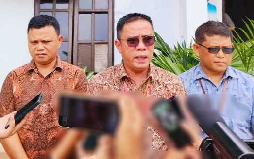 Foto : Kepala Seksi Pidana Khusus (Kasipidsus) Kejari Sibolga, Togap Silalahi didampingi Jaksa Fungsional Kejari Sibolga, Augus Vernando Sinaga dan Kartijo Ronald Tamba (foto istimewa).