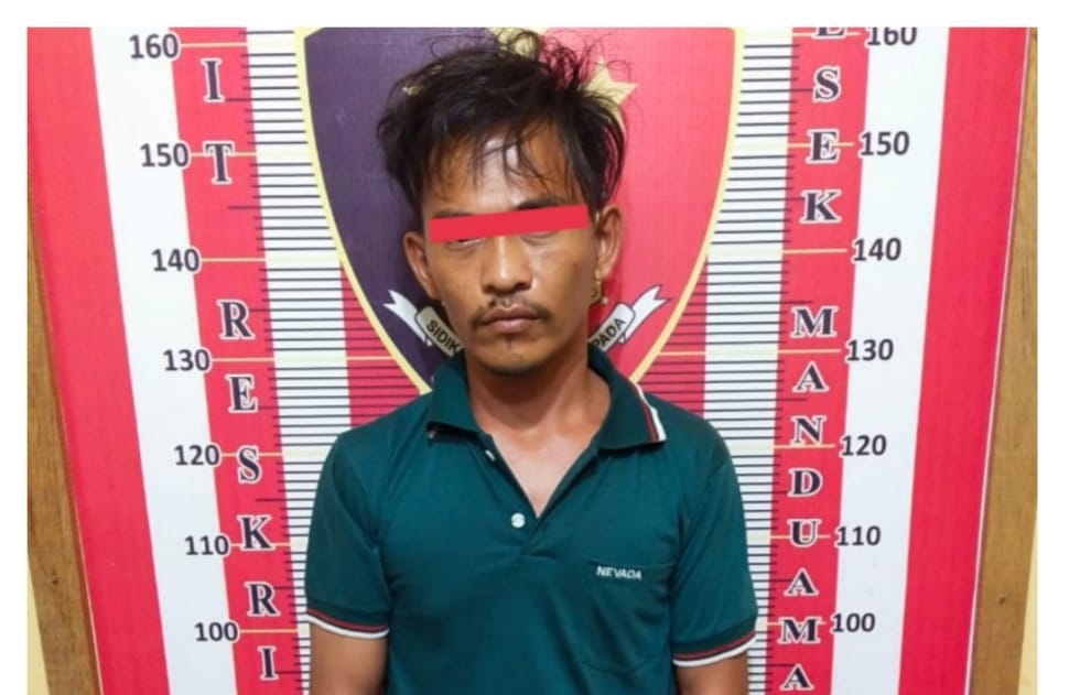 foto : terduga ES saat diamankan di Polres Tapteng