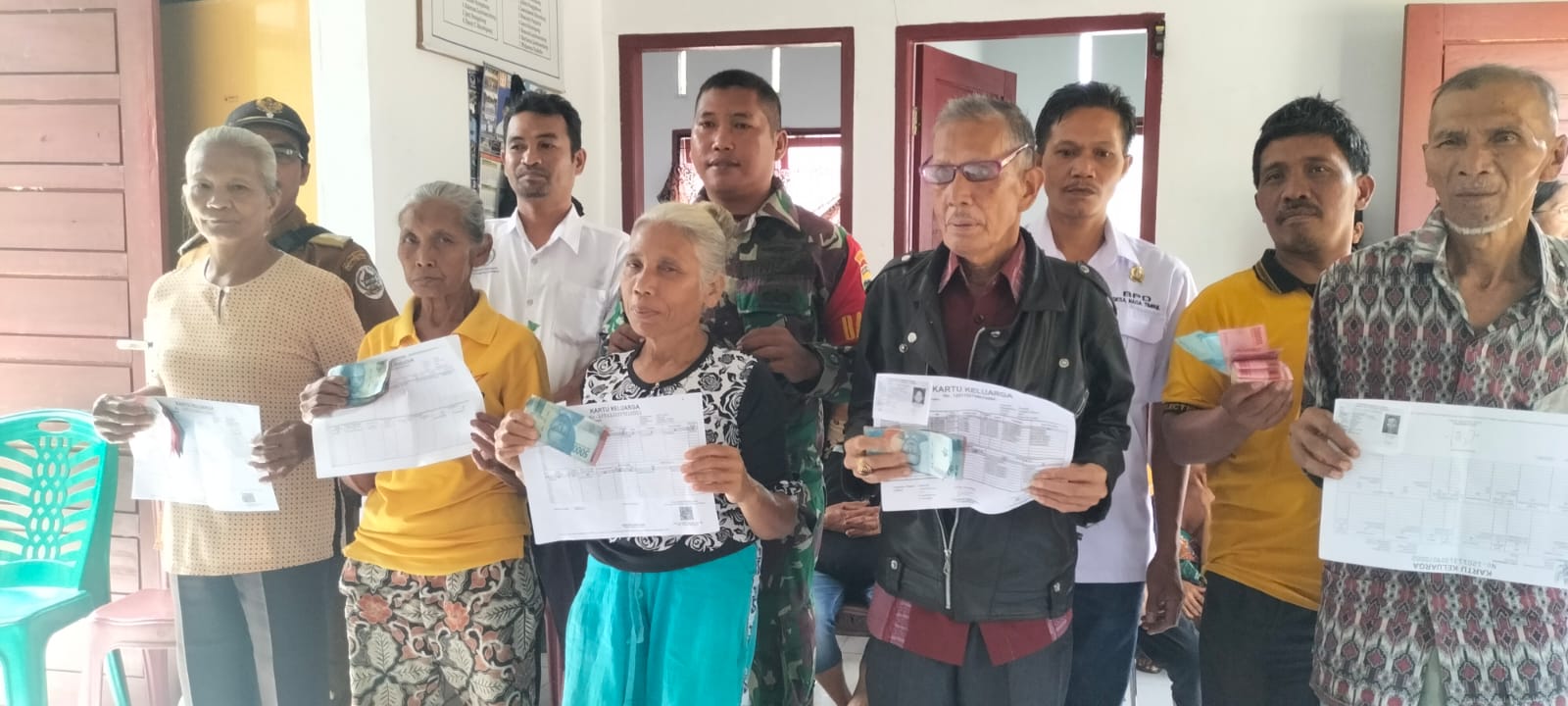 Keterangan Foto: Babinsa Koramil 05/Kolang, Serda Rondang Martua Simanullang mendampingi pembagian Bantuan Langsung Tunai kepada masyarakat di Desa Naga Timbul, Kabupaten Tapteng, Selasa (01/08/2023).